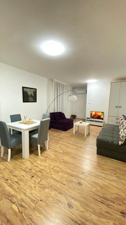 Lilyy Appartement Leskovac  Buitenkant foto