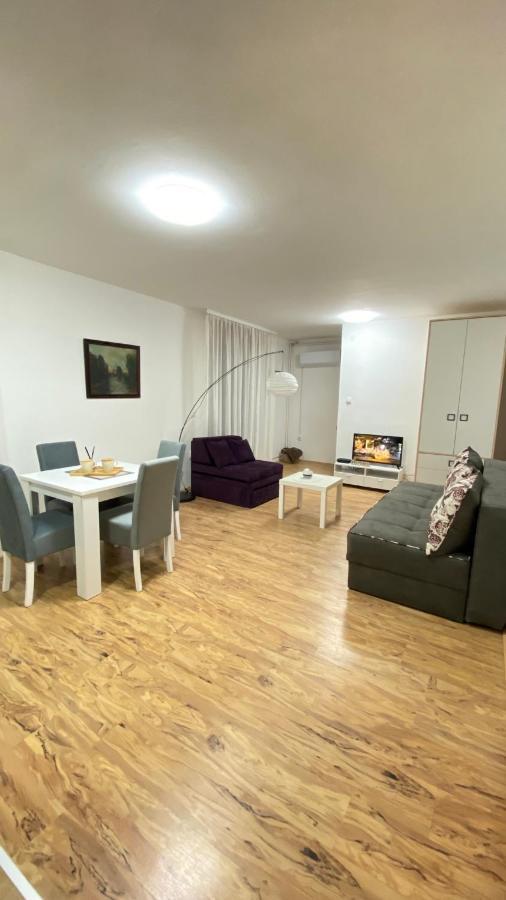 Lilyy Appartement Leskovac  Buitenkant foto