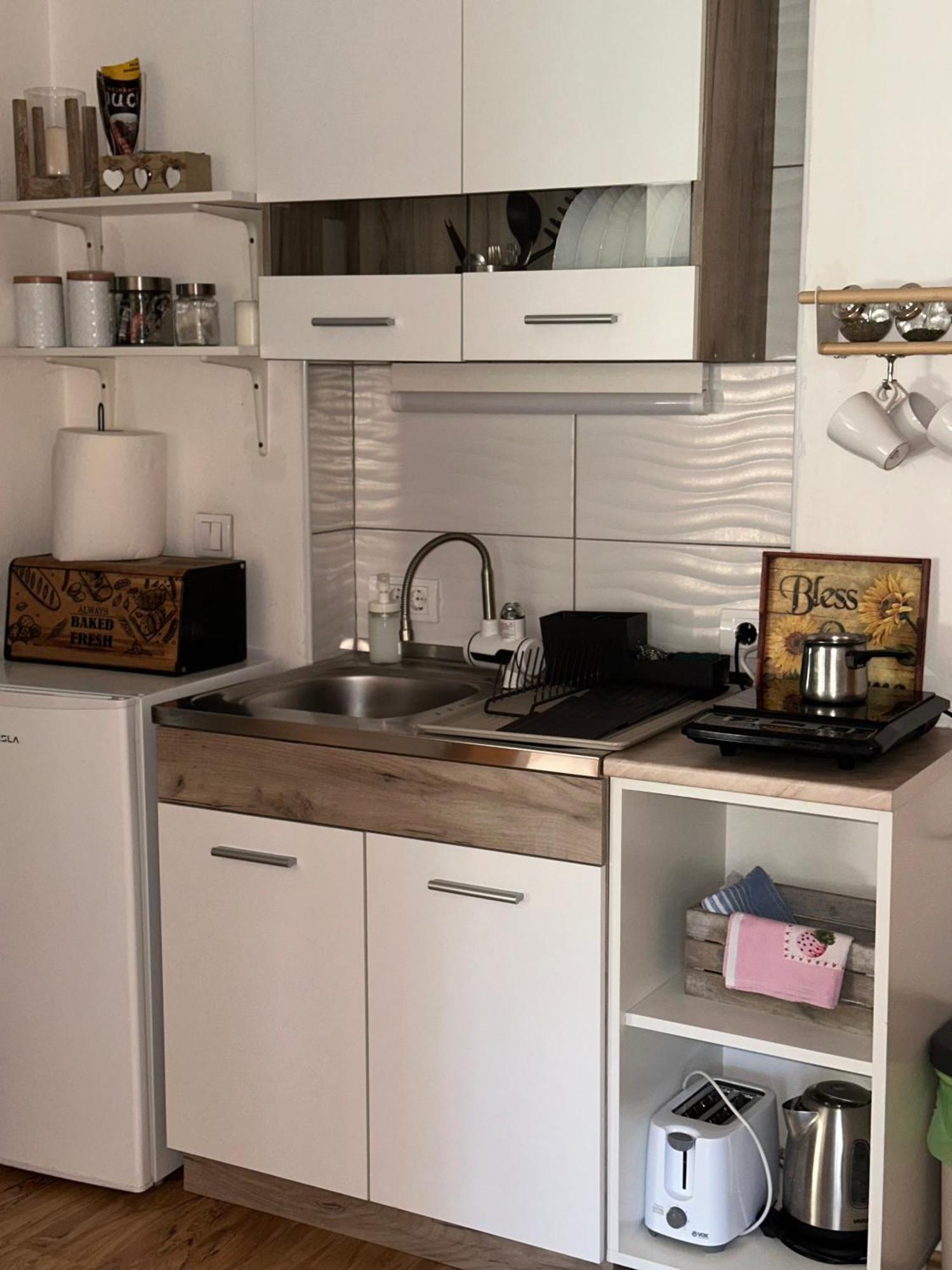 Lilyy Appartement Leskovac  Buitenkant foto